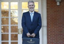 El Gobierno lleva al TC la ley de medidas fiscales de La Rioja y el protocolo de menores migrantes aprobado por Canarias