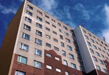 El Tribunal Supremo avala que un administrador colocara carteles con información “veraz” sobre un inquilino desahuciado que quería alquilar otro piso en la misma urbanización