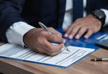 ¿Cuál es el sentido del silencio administrativo frente a solicitudes de fijeza por parte de empleados públicos?