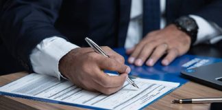 ¿Cuál es el sentido del silencio administrativo frente a solicitudes de fijeza por parte de empleados públicos?