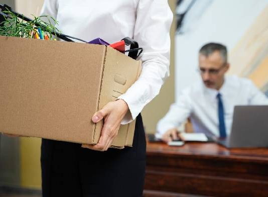 ¿Es válida la notificación de un despido objetivo realizada por correo electrónico certificado si no consta que la dirección utilizada perteneciera a la trabajadora ni que ese medio fuera el canal habitual de comunicación entre las partes?