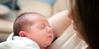 El TC avala que las madres solteras y trabajadoras puedan sumarse también el permiso de paternidad