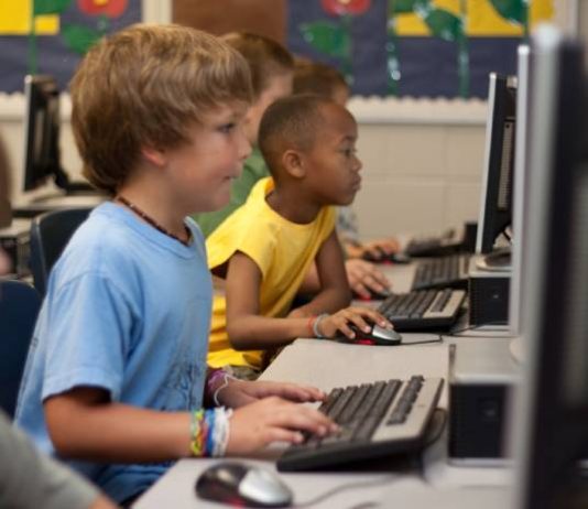 El Pleno del CGPJ aprueba el informe al anteproyecto de ley de protección de los menores de edad en los entornos digitales