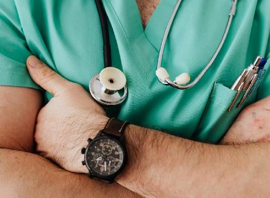 El TSJC confirma 3 años y 9 meses de cárcel a un falso médico que engañó a dos parejas con gestación subrogada