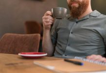 ¿Es válida la modificación unilateral por parte de la empresa que, al subrogarse en los servicios, elimina el derecho de los trabajadores a que los 15 minutos de descanso sean considerados tiempo efectivo y retribuido de trabajo?