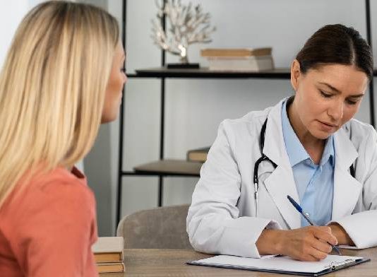 ¿Se debe reincorporar un trabajador a su puesto pese a haber impugnado el alta médica?