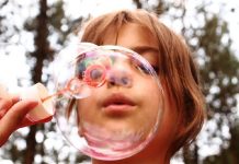 Aumentan la pensión de alimentos de un padre a su hija por la «opacidad» en la situación económica del progenitor