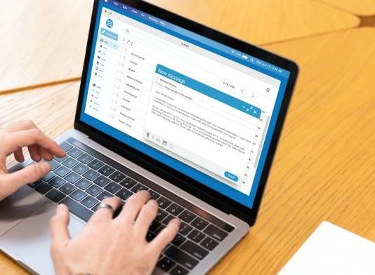 ¿Puede considerarse represalia el despido de una trabajadora que expresó una desavenencia laboral mediante un correo electrónico?