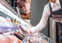 Rechazan conceder la incapacidad permanente a una empleada de carnicería de un supermercado con limitación en una mano porque puede despachar en otro puesto