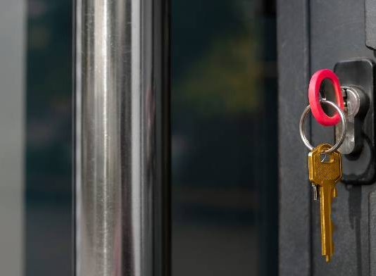 El Constitucional ampara a una mujer que compró una casa ‘okupada’