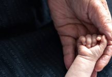 El Gobierno aprueba ampliar «tres semanas», hasta las 19, el permiso retribuido por paternidad y cuidados