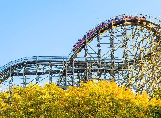 ¿Es legal la cláusula que impide el acceso a los parques de atracciones y salas de cine? Resolución del caso contra el Parque Warner