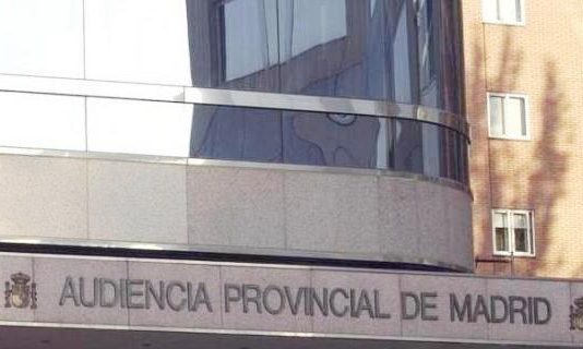 La Audiencia de Madrid rechaza suprimir la pensión de alimentos de un padre hacia su hija mayor de edad por la nula relación entre ellos, pero la mantiene solo durante un año