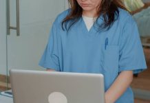 Condenan a seis años y medio de cárcel a una enfermera que accedió 13 veces al historial médico de una madre y su hijo