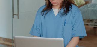 Condenan a seis años y medio de cárcel a una enfermera que accedió 13 veces al historial médico de una madre y su hijo