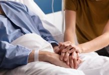 ¿Puede un trabajador seguir disfrutando el permiso de cinco días por hospitalización o intervención de un familiar cuando, tras el alta hospitalaria, se prescribe reposo domiciliario?