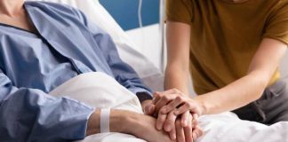 ¿Puede un trabajador seguir disfrutando el permiso de cinco días por hospitalización o intervención de un familiar cuando, tras el alta hospitalaria, se prescribe reposo domiciliario?