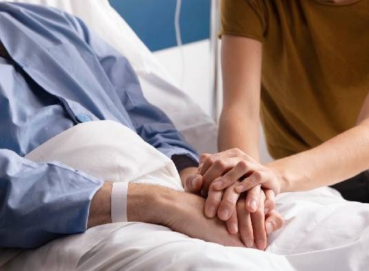 ¿Puede un trabajador seguir disfrutando el permiso de cinco días por hospitalización o intervención de un familiar cuando, tras el alta hospitalaria, se prescribe reposo domiciliario?