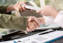 ¿Un trabajador puede ser condenado a devolver la prestación por desempleo cobrada si se demuestra que el despido fue simulado y acordado con la empresa?