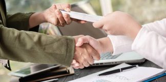 ¿Un trabajador puede ser condenado a devolver la prestación por desempleo cobrada si se demuestra que el despido fue simulado y acordado con la empresa?