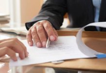 ¿Puede una empresa establecer cláusulas en contratos individuales de teletrabajo que contradigan derechos laborales legalmente reconocidos sin negociación colectiva?