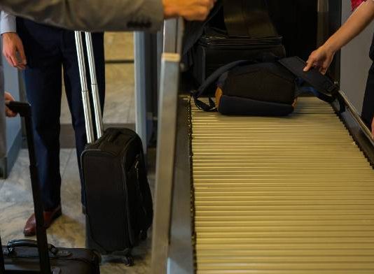 El TSXG condena a la Policía a indemnizar a un agente lesionado durante una intervención en el aeropuerto de El Prat