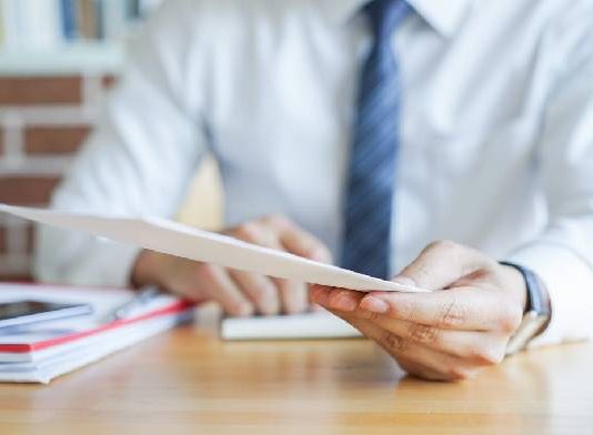 ¿Es procedente el despido disciplinario de una persona trabajadora por negarse reiteradamente a mostrar el interior de su bolso en un control de seguridad establecido por la empresa a la salida del turno ante sospechas de hurto?