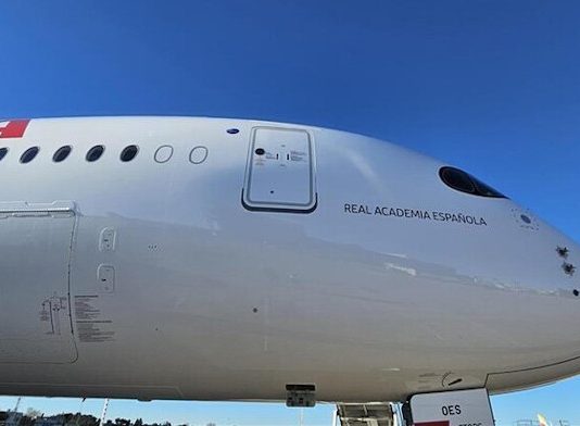 El Supremo obliga a Iberia a pesar el equipaje de cabina y a volar con tripulantes de más de 1,63 metros en A350