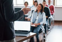 ¿Es conforme a derecho la cláusula del convenio colectivo que impide contratar como fijos-discontinuos a docentes para actividades curriculares?