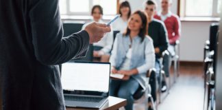 ¿Es conforme a derecho la cláusula del convenio colectivo que impide contratar como fijos-discontinuos a docentes para actividades curriculares?