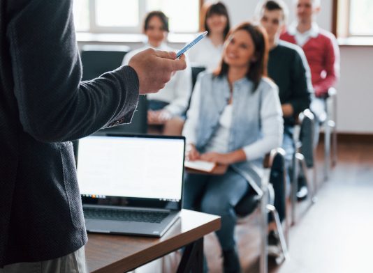 ¿Es conforme a derecho la cláusula del convenio colectivo que impide contratar como fijos-discontinuos a docentes para actividades curriculares?