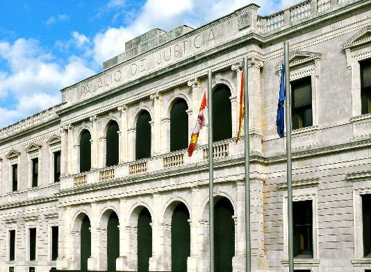 Condenada a dos años de prisión una asesora jurídica por estafar a inmigrantes con la tramitación de papeles