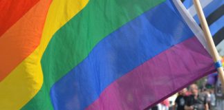 El TSJM anula la sentencia que impedía colgar banderas LGTBI en el Edificio de Grupos Municipales