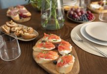 ¿Puede considerarse como una modificación sustancial de las condiciones de trabajo, en el sentido del artículo 41 del ET, la sustitución de una cena de Navidad fuera del horario laboral por un desayuno o merienda en el centro de trabajo?