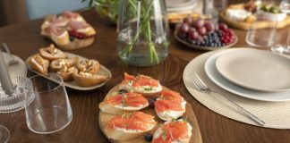 ¿Puede considerarse como una modificación sustancial de las condiciones de trabajo, en el sentido del artículo 41 del ET, la sustitución de una cena de Navidad fuera del horario laboral por un desayuno o merienda en el centro de trabajo?