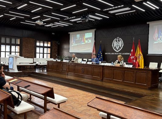 Tres expertos advierten de los peligros de confiar en la IA para el futuro de la creación cultural