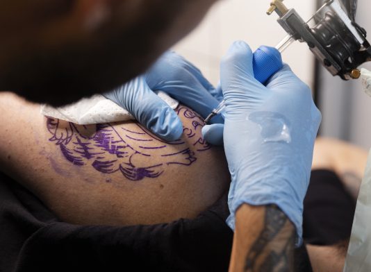 Un tatuaje puede costar más de lo que crees: el riesgo legal que no suele explicarse