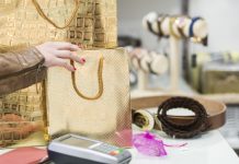 Condenado el dueño de un local de souvenirs de Mallorca por tener expuestos para la venta bolsos y accesorios que imitan ser de Louis Vuitton