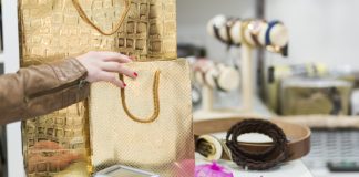 Condenado el dueño de un local de souvenirs de Mallorca por tener expuestos para la venta bolsos y accesorios que imitan ser de Louis Vuitton