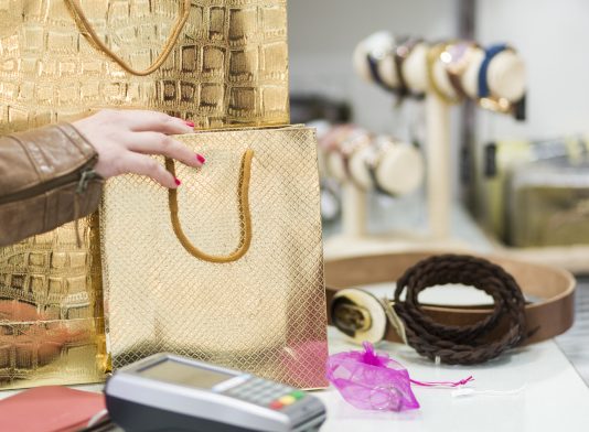 Condenado el dueño de un local de souvenirs de Mallorca por tener expuestos para la venta bolsos y accesorios que imitan ser de Louis Vuitton