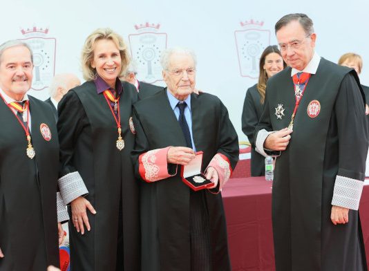Antonio Garrigues, colegiado de honor del ICAM: «Su trayectoria ennoblece a toda una profesión»