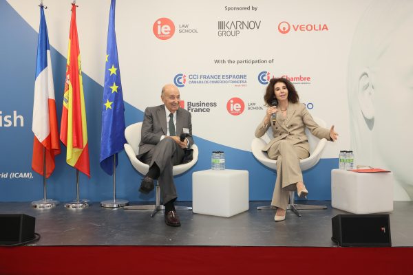 Miquel Roca y Almudena Arpón de Mendívil