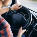 Conducir después de cumplir condena a privación del permiso por tiempo superior a dos años sin superar el curso de sensibilización no es delito