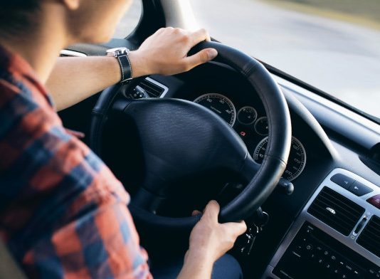 La confederación de autoescuelas valora positivamente la nueva directiva europea sobre el permiso de conducir, pero alerta de riesgos