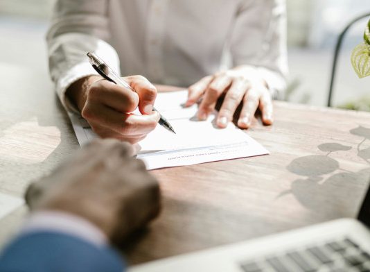 El TSJ de Murcia reconoce una indemnización a una trabajadora por el incumplimiento de una oferta laboral