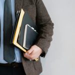 ¿Se puede o debe suspender la tramitación del procedimiento disciplinario de los empleados públicos por la baja laboral o debe continuar a pesar de la situación de incapacidad temporal?