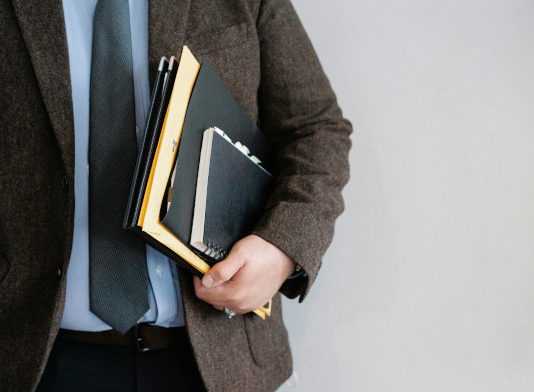 ¿Se puede o debe suspender la tramitación del procedimiento disciplinario de los empleados públicos por la baja laboral o debe continuar a pesar de la situación de incapacidad temporal?