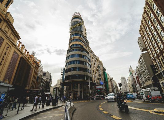 Sobre los límites de la promoción artística en el espacio público: ¿cabe sanción a Rosalía por el evento en Callao?