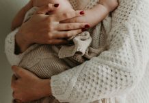 ¿Debe reconocerse el derecho de una trabajadora a disfrutar de forma íntegra del permiso parental, pese a las objeciones planteadas por la empresa?