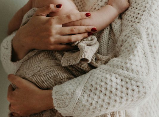 ¿Debe reconocerse el derecho de una trabajadora a disfrutar de forma íntegra del permiso parental, pese a las objeciones planteadas por la empresa?